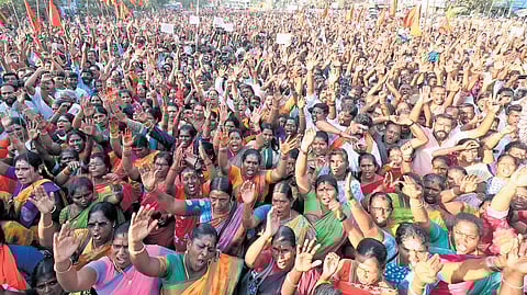 Members of Hindu Munnani stage a protest over the issue at Palanganatham junction in Madurai on Tuesday evening