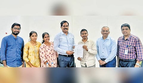 AIMSA-FMSW delegation met Special Chief Secretary MT Krishna Babu, and DME Dr DSVL Narasimham to discuss issues regarding foreign medical graduates.