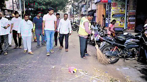 VMC chief expresses ire over delay in improving sanitation at NTR Complex