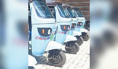 Image of electric auto rickshaws used for representative purpose.