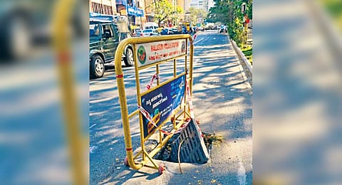 Only one barricade has been placed near a broken cover at the Chinnaswamy Stadium Bus Stop, but it offers limited protection.