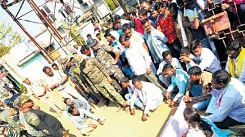 Electrical SDO of Raighar sitting with the agitators during the protest
