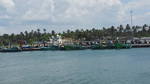 As the Thamirabarani river merges into the sea between Erayumanthurai and Thengapattanam, no bride across the river disconnects the coastal road.