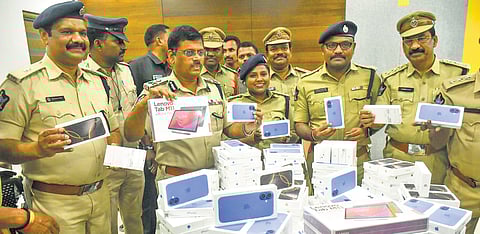 Vijayawada Commissioner of Police SV Rajasekhar Babu showing the mobiles and other gadgets recovered from burglars to the media on Friday