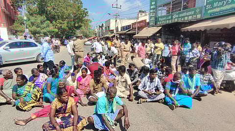 Family members of a four-year-old deceased boy from Tenkasi district have been staging a sit-in protest in front of Tirunelveli Medical College Hospital.