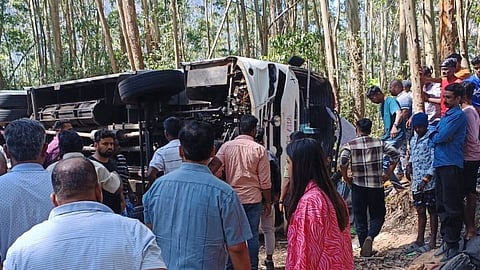 Immediate rescue operations were held under the leadership of local residents and passengers in other vehicles that came following the bus came.