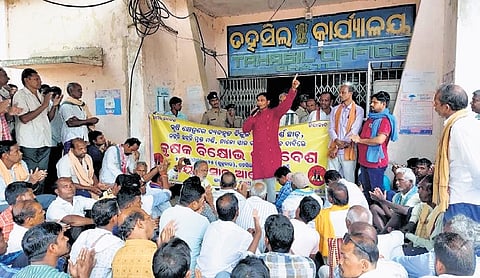 Farmers staging protest in front of Bhatli tehsil office on Friday