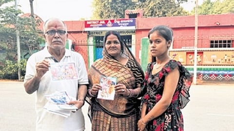 Shiv Kumar Jha with his family members in front of Jharsuguda jail
