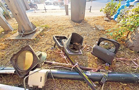 The signal, which was destroyed in an accident, lying near the footpath at Kowdiar in the capital city