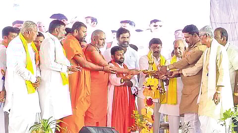 Urban Development Minister Byrathi Suresh inaugurates the mass marriage programme in Turvihal town of Sindhanur taluk on Sunday