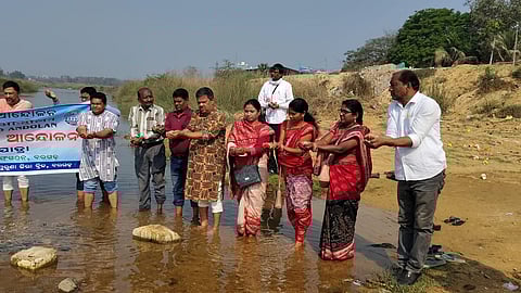 The Rajiv Gandhi Panchayati Raj Organization called for a gathering at the old Jeera river bridge where activists took pledge to fight for the river and raise their voices against its degradation.