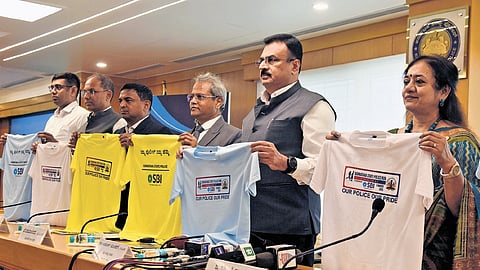 DG&IGP Dr Alok Mohan (second from right) announces the Karnataka State Police Run, as Bengaluru City Police Commissioner B Dayananda, SBI Chief General Manager Joohi Smita Sinha and others look on, in Bengaluru on Thursday