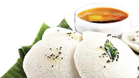 Many are hesitant to order idlis, with some specifically asking if cloth is being used in the preparation.
