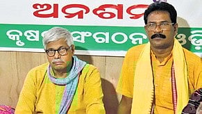 Farmer leader Akshay Kumar (L) has been demanding abolition of the practice of deducting 5-6 kg paddy per quintal during procurement at mandis across the state.