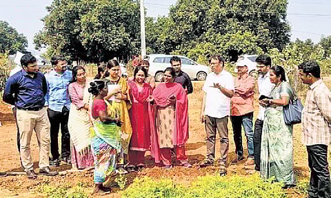 The team examined canal plantations, drinking water tanks, recharge pits, and other infrastructure supporting rural development.