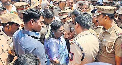 BJP leader Tamilisai Soundararajan talking to police personnel near MGR market in Koyambedu on Thursday