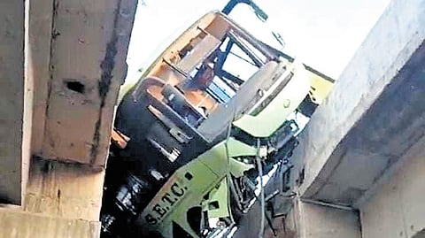 The bus crashed into a median near Kancheepuram