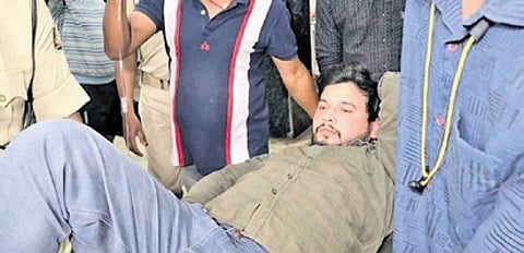 Accused Deepak Kumar injured during the encounter with police.