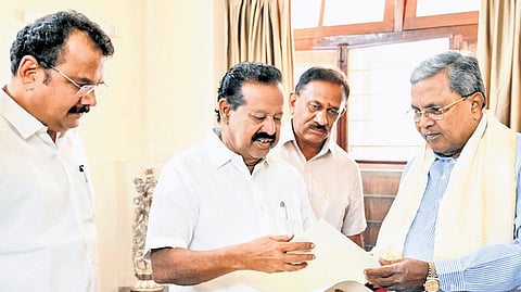 A DMK delegation invites Karnataka Chief Minister Siddaramaiah to the March 22 meeting against delimitation in Chennai, in Bengaluru on Wednesday