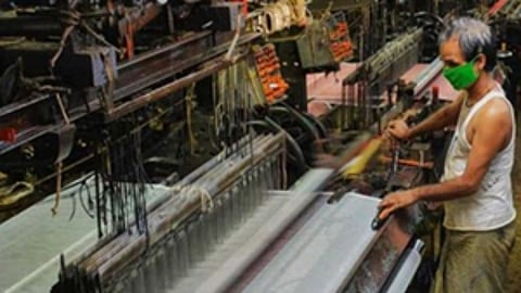Due to a lack of a proper solution to our protests, around 10,000 powerloom weavers are going to participate on indefinite strike from Wednesday morning.