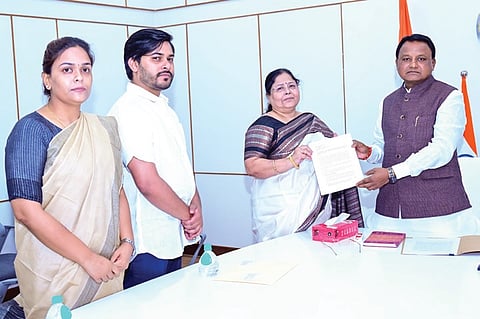 Minati Das handing over the letter to CM Mohan Charan Majhi in presence of daughter Dipali and son Bishal in Bhubaneswar on Wednesday