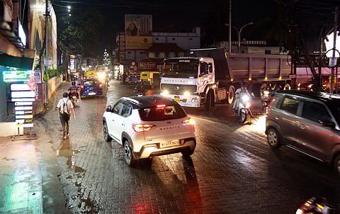The four lane Seaport-Airport section at Karingachira joins the narrow two lane Thiruvankulam- Tripunithura road, which witnesses traffic congestions during peak hours.