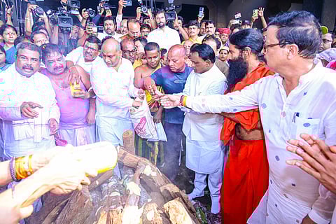 Union Minister Dharmendra Pradhan, family members along with CM Majhi, Baba Ramdev and senior BJP leaders at the funeral of Dr Pradhan at Swargadwar.