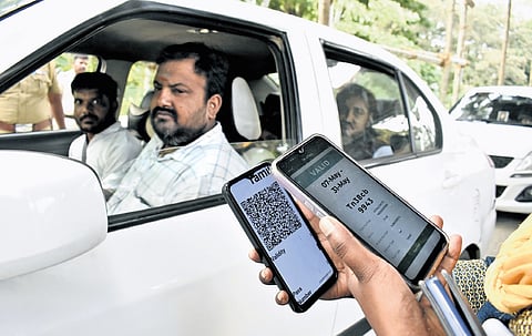 Officials check e-pass for vehicles heading to Nilgiris district at Kallar in Coimbatore district