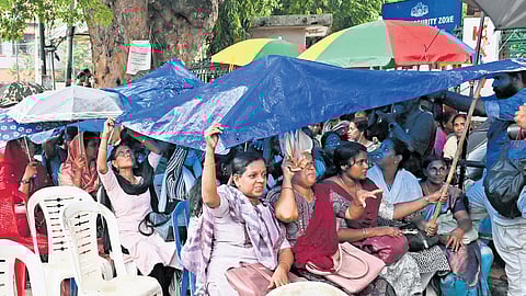 ASHA workers in front of the Secretariat continue their agitation despite the rain.