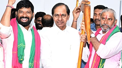 BRS supremo K Chandrasekhar Rao with former MLA Korukanti Chander on the completion of the latter’s padayatra, at Erravelli on Saturday