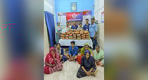 The Coimbatore railway police force have arrested 6 persons who had illegally smuggled 62 kg of dry ganja worth Rs 31 lakhs in the train. Around 6 persons including 6 women were arrested by the RPF personnel.