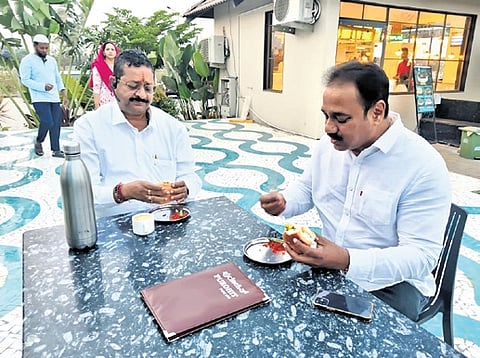 Expelled BJP MLA Basanagouda Patil Yatnal meets Dharwad DCC president Anilkumar Patil near Hiriyur