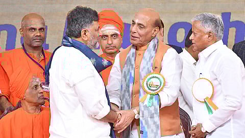 Karnataka Deputy Chief Minister DK Shivakumar (L) and Defence Minister Rajnath Singh during the celebration of the seer’s 118th birth anniversary.