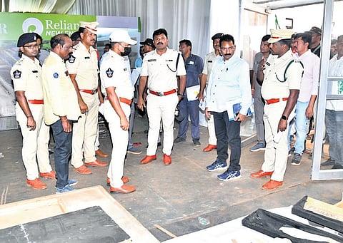 SP Damodar inspecting the security arrangements at Pedairlapadu