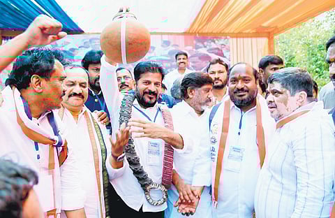Chief Minister A Revanth Reddy, Mallu Bhatti Vikramarka, Ponnam Prabhakar and Mahesh Kumar Goud take part in the Maha Dharna, at Jantar Mantar on Wednesday