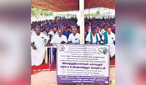 The weavers have vowed not to call off the strike until the old wage agreement is implemented