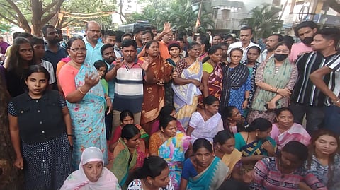 Locals gather in front of Ashok Nagar PS in Hubballi demanding early action on the accused.