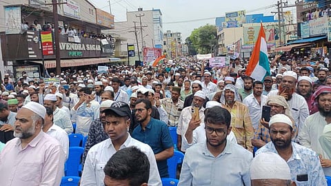SDPI, TMMK, CPI and various political parties staged demonstration against Waqf Act at Hosur on Sunday.