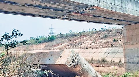 A super passage pillar constructed as part of the Sitarama Project in Mulakalapalli mandal collapsed on Monday, damaging the revetment along the main canal.
