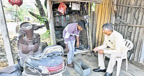 Chief Minister N Chandrababu Naidu interacts with a motor mechanic during his visit to Tadikonda constituency on Monday.