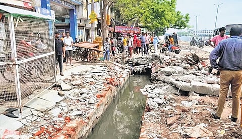 The MCD has targeted to remove nearly 2.14 lakh metric tonnes of silt from all 12 zones.