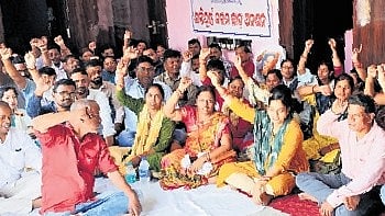 Staff members staging a dharna at the Raghunathpur block office.