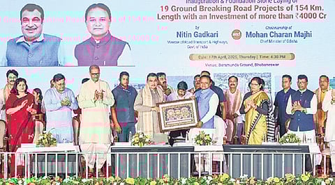 Chief Minister Mohan Majhi presents a memento to Union Minister Nitin Gadkari during the foundation stone laying ceremony, in Bhubaneswar on Thursday.