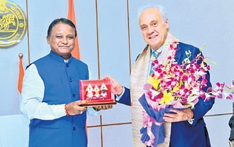 Chief Minister Mohan Charan Majhi gifting a memento to Spanish ambassador Juan Antonio March Pujol