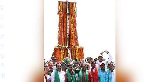 The Panchayat Raj minister D Anasuya alias Seethakka, MP Godam Nagesh and other leaders pay tributes to the martyrs statue in Indravelli.