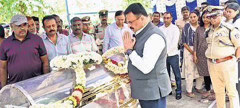 DG&IGP Alok Mohan pays his respects to former DG&IGP late Om Prakash Bengaluru City Police Commissioner B Dayananda is also seen | Express
