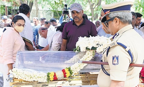 Bengaluru Police Commissioner B Dayananda pays homage to former DGP&IGP Om Prakash, in Bengaluru on Monday. Om Prakash was found murdered at his HSR Layout residence in the city on Sunday.
