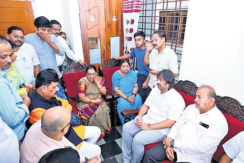 Minister Madhu Bangarappa and others meet family members of Manjunath Rao, who was killed by terrorists in Pahalgam, in Shivamogga on Wednesday