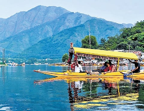 On average, over 3,000 tourists from Kochi travel to Kashmir each month during this period.