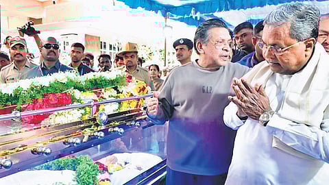 CM Siddaramaiah pays last respects to Bharat Bhushan on Thursday